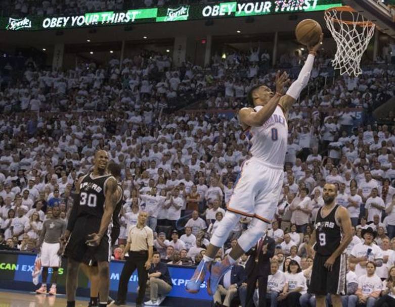 Basket. San Antonio Spurs-Oklahoma City Thunder. A canestro Russell Westbrook dei Oklahoma City Thunder. Oklahoma. (Afp)